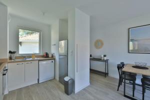 Køkken eller tekøkken på Appartement Les Verdiers dans résidence calme à Andernos