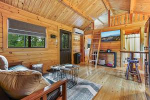 TV a/nebo společenská místnost v ubytování Hidden Creek Hideaway, Hot Tub