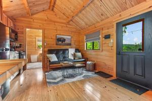 TV a/nebo společenská místnost v ubytování Hidden Creek Hideaway, Hot Tub