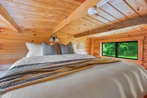 Postel nebo postele na pokoji v ubytování Hidden Creek Hideaway, Hot Tub