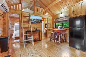 Kuchyň nebo kuchyňský kout v ubytování Hidden Creek Hideaway, Hot Tub + 24 fotografií