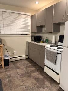 Kuchyň nebo kuchyňský kout v ubytování Renovated Studio with Modern and Farmhouse Decor 8