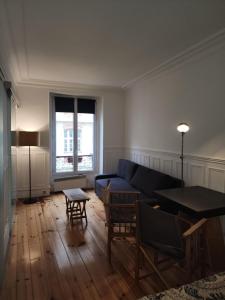 Posezení v ubytování Charming Paris Stay Canal Saint-Martin République