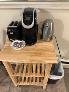 Příslušenství pro přípravu čaje a kávy v ubytování Renovated Studio with Modern and Farmhouse Decor 8