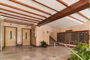 an empty lobby with wooden ceilings and stairs at Apartamento Amador frente al Mar in Algarrobo-Costa