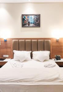 Elle comprend un grand lit avec des draps blancs et des oreillers blancs. dans l'établissement Resort K Sea View Mandarmoni, à Mandarmoni 170 autres photos