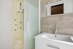 Vannituba majutusasutuses Mobilhome Puget-sur-argens +19 fotot