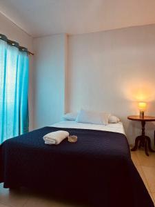 une chambre avec un lit avec deux serviettes dessus dans l'établissement Irlanda Hospedaje, à Isla San Cristóbal