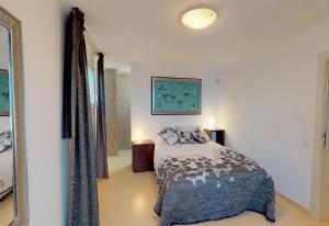 un dormitorio con una cama y un espejo en House on the beach Sea Terrace Golf, en Telde 25 fotos más