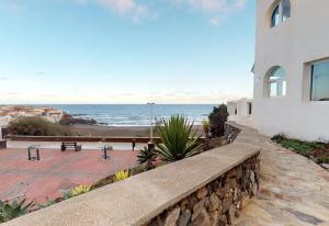 Una vista del océano desde un edificio en House on the beach Sea Terrace Golf, en Telde