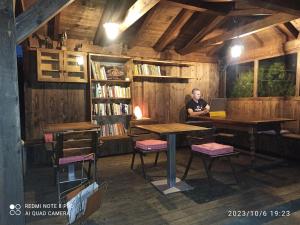 Η βιβλιοθήκη του διαμερίσματος