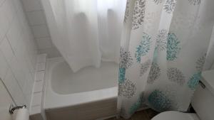 Ένα μπάνιο στο Townhouse 3 at Historic Bauer Terrace