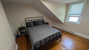 Ένα ή περισσότερα κρεβάτια σε δωμάτιο στο Townhouse 3 at Historic Bauer Terrace