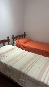 two beds sitting next to each other in a room at Alojamiento céntrico en San Nicolás in San Nicolás de los Arroyos