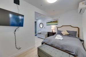 Postel nebo postele na pokoji v ubytování Walkable Alhambra Studio 4 Mi to Old Pasadena