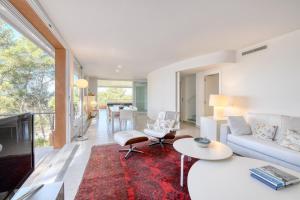 a living room with a couch and a tv at La brisa in Llafranc