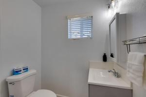 Koupelna v ubytování Walkable Alhambra Studio 4 Mi to Old Pasadena + 18 fotografií