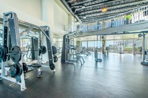 einen Fitnessraum mit Reihen an Geräten in einem großen Raum in der Unterkunft Laketown Wharf 1213 in Panama City Beach