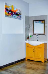 un bagno con lavandino e specchio di Stay simple lodge a Lusaka