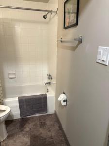 Koupelna v ubytování Renovated Studio with Modern and Farmhouse Decor 8 + 4 fotografie