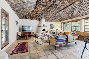 een woonkamer met een houten plafond bij Historic Hacienda in Ranchos de Taos