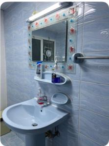 łazienka z umywalką i lustrem w obiekcie Mens Private room with washroom and balcony w Szardży