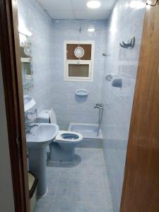 łazienka z toaletą i umywalką w obiekcie Mens Private room with washroom and balcony w Szardży +5 zdjęć