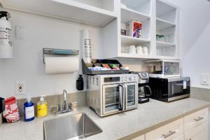 eine Küche mit Spüle und Mikrowelle in der Unterkunft Foodies Paradise 2 Blocks to Main St Alhambra! in South Pasadena