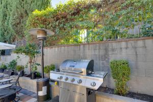 einen Grill auf einer Terrasse neben einer Wand in der Unterkunft Foodies Paradise 2 Blocks to Main St Alhambra! in South Pasadena