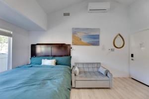ein Schlafzimmer mit einem großen Bett und einem Stuhl in der Unterkunft Walk to Main St! Pet-Friendly Alhambra Studio in South Pasadena