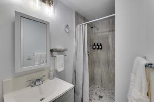 ein weißes Badezimmer mit Waschbecken und Dusche in der Unterkunft Walk to Main St! Pet-Friendly Alhambra Studio in South Pasadena + 21 Fotos