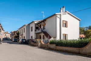 une maison blanche sur le côté d'une rue dans l'établissement Appartamento Casa Rita - Sorano, à San Giovanni delle Contee