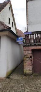 WaldbrunnにあるKäfer eの建物の側面にある道路標識