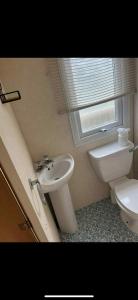 Vannituba majutusasutuses CHAPEL ST LEONARDS- EN-SUITE -2 Bedrooms -Sleeps 6-Pets Welcome- +8 fotot