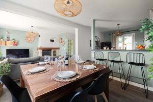 a dining room and living room with a table and chairs at Le Cocon des Allamandières in Chonas-lʼAmballan