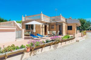 a house with a deck with flowers and plants at Ses Llegitimes in Marratxí 