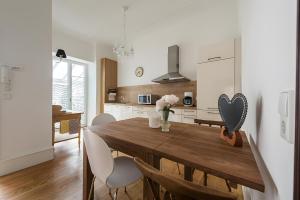 Una cocina y un comedor con una mesa de madera. en Am Puls der größten Stadt am See, en Constanza