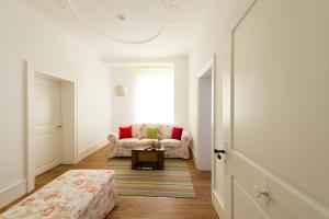 una sala de estar con un sofá y una mesa en Am Puls der größten Stadt am See, en Constanza