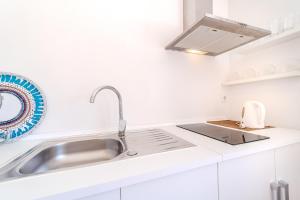 a kitchen with a sink and a counter top at Chalet en la naturaleza a 1 hora de Madrid y WIFI in San Martín de Valdeiglesias +32 photos