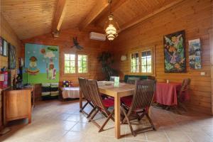 a dining room with a table and chairs in a cabin at Quinta Do Castelo - Casa de Madeira in Reguengo Grande +29 photos