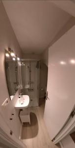 a white bathroom with a sink and a shower at Estudio Veintisiete in Morón de la Frontera