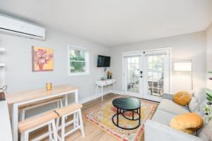 un soggiorno con un divano e un tavolo di 3mi to Downtown Hot Tub Fire Pit a Garner