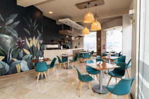 Un restaurante con mesas y sillas y una cocina. en VIP Hotel, en Ilo