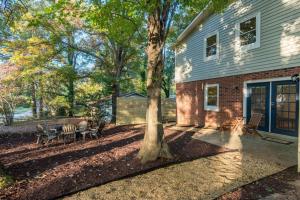 un albero di fronte a una casa con tavolo e sedie di 3mi to Downtown Hot Tub Fire Pit a Garner