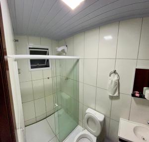 ein Badezimmer mit Dusche, Toilette und Waschbecken in der Unterkunft Pousada Route 58 in Gravataí + 50 Fotos