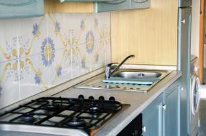 kuchnia ze zlewem i kuchenką w obiekcie Casa Vela B&B w mieście Scilla