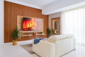 Posezení v ubytování Upscale City Center Condo Pool