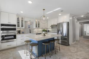 Kuchyň nebo kuchyňský kout v ubytování Lakeside Retreat Updated Dock Access Peaceful Views