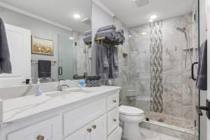 Koupelna v ubytování Lakeside Retreat Updated Dock Access Peaceful Views + 18 fotografií