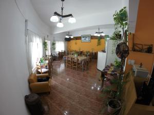 sala de estar con mesa y comedor en Hotel Dany en Santa Teresita